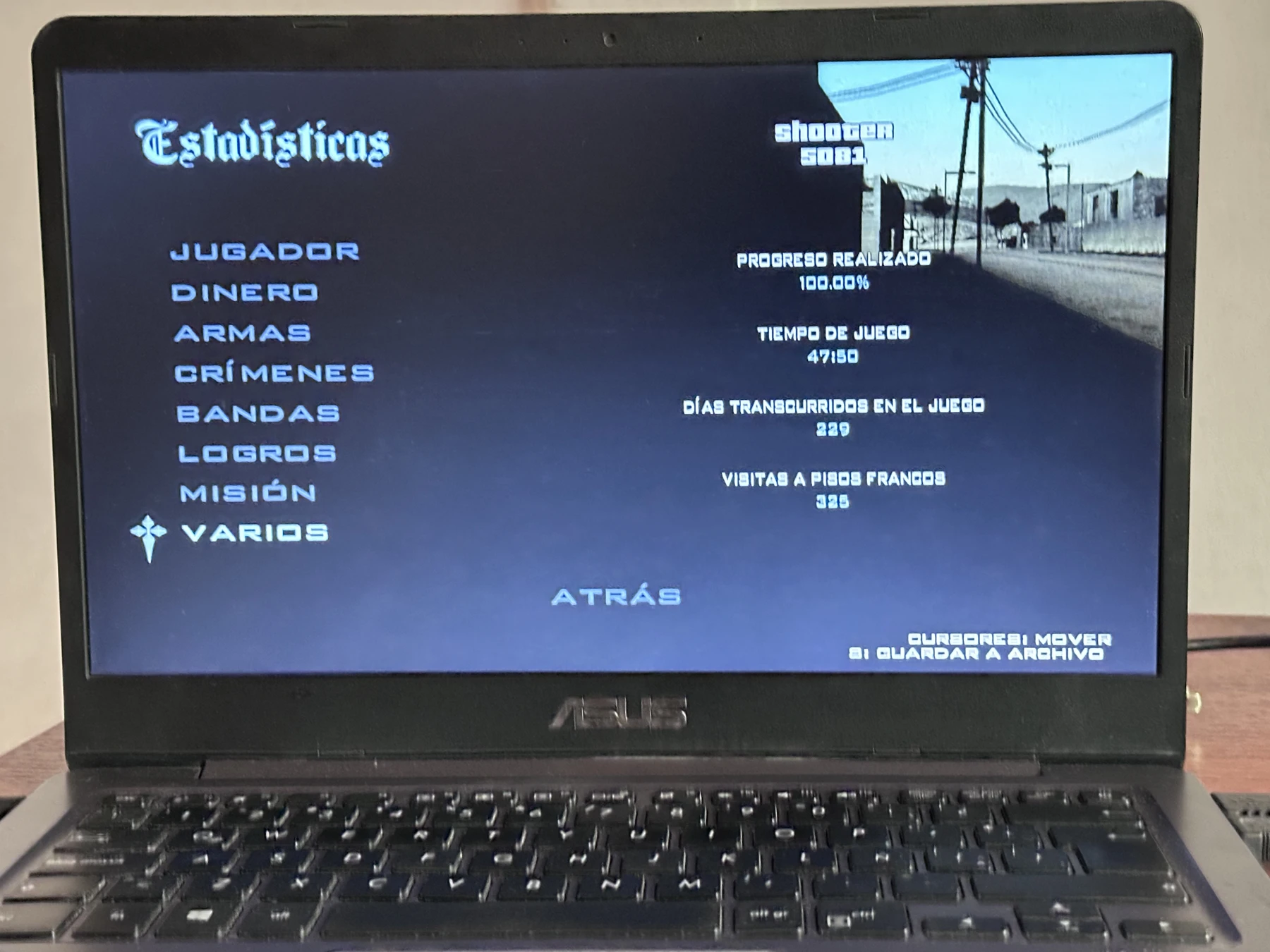 Foto de mi laptop mostrando las estadísticas de GTA San Andreas: progreso realizado 100 por ciento y tiempo de juego 47:50